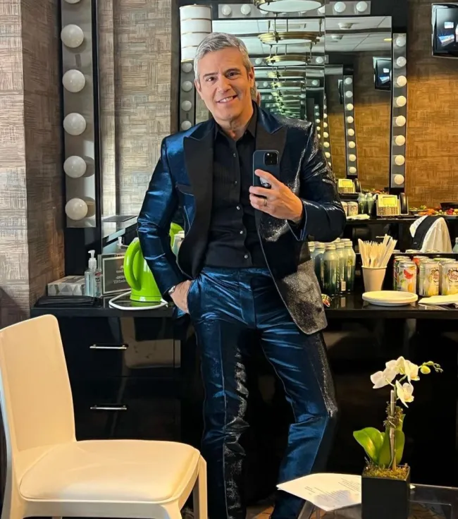 Andy Cohen tomándose una selfie en el espejo.