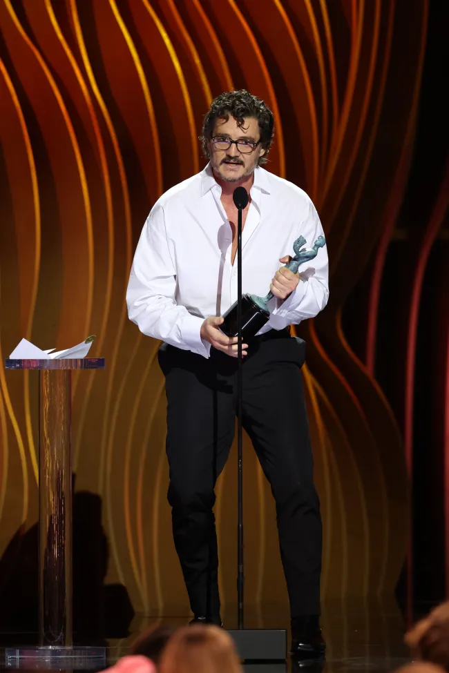 Pedro Pascal en el escenario de los Premios SAG 2024