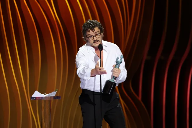 Pedro Pascal en el escenario de los Premios SAG 2024