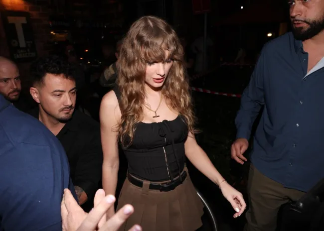 La superestrella mundial Taylor Swift fue vista saliendo de una cena con un amigo en Pellegrino 2000 en Sydney.