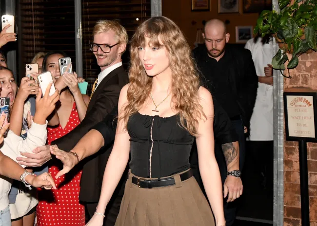 Taylor Swift fue vista saliendo del bar y restaurante Pellegrino 2000 el martes por la noche, justo antes de sus espectáculos en el estadio con entradas agotadas.