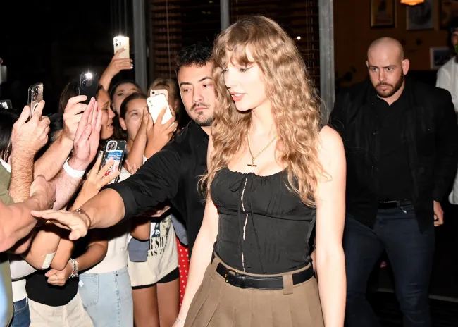 Taylor Swift fue vista saliendo del bar y restaurante Pellegrino 2000 el martes por la noche, justo antes de sus espectáculos en el estadio con entradas agotadas.
