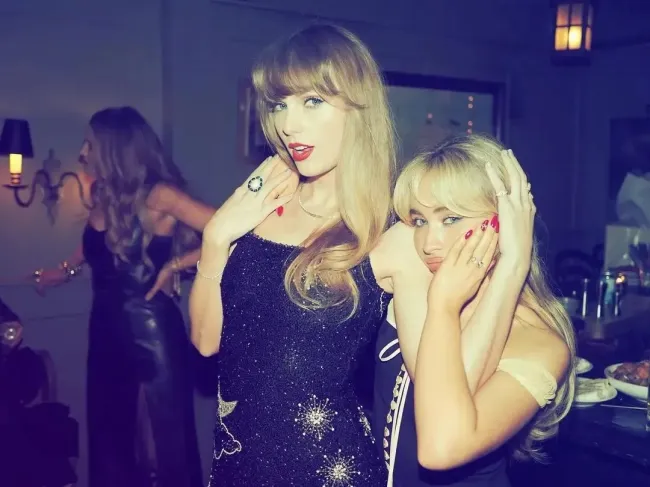 Taylor Swift con un anillo de ópalo