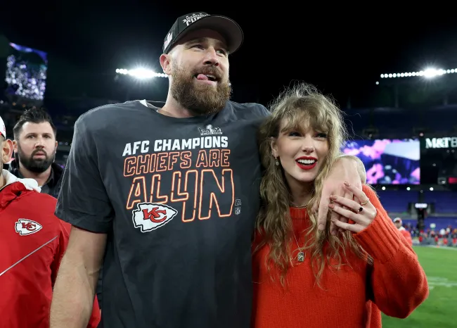 Taylor Swift y Travis Kelce celebrando después de su victoria en el Juego de Campeonato de la AFC.