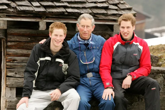 El rey Carlos III abraza al príncipe William y al príncipe Harry.