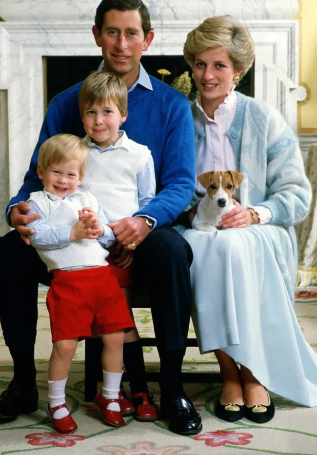 El rey Carlos y la princesa Diana posan con sus hijos pequeños, el príncipe William y el príncipe Harry.