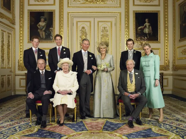 El rey Carlos y la reina Camilla el día de su boda, con los príncipes William y Harry, la reina Isabel, el príncipe Phillip, Tom Parker Bowles, Laura Parker Bowles y el mayor Bruce Hand.