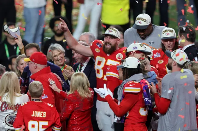 travis kelce y los jefes de la ciudad de kansas celebran la victoria en el Super Bowl 2024 con confeti