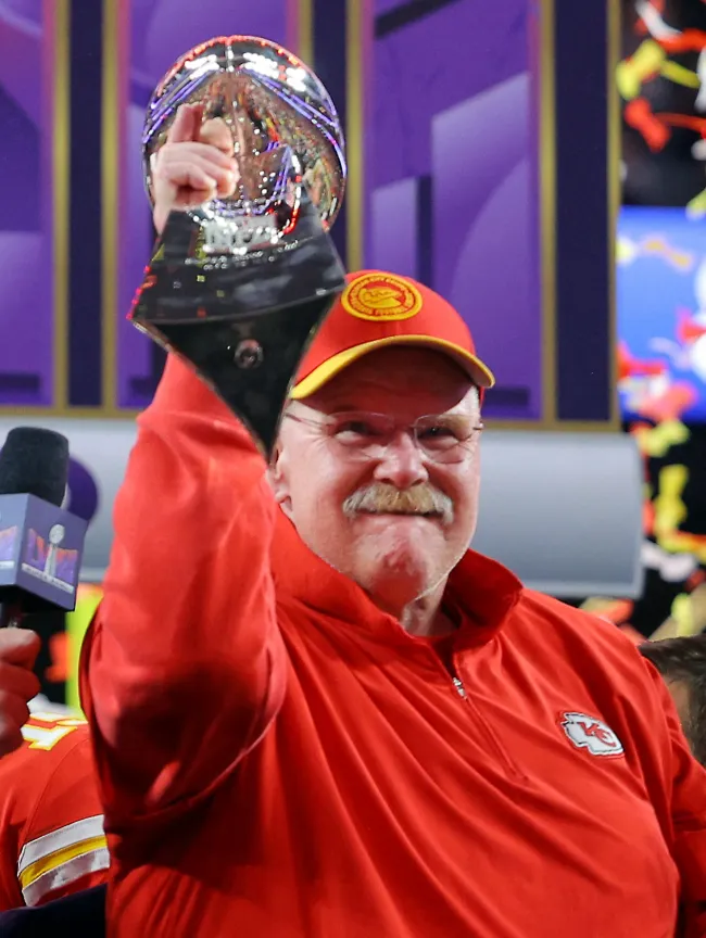 El entrenador de los Kansas City Chiefs, Andy Reid, sosteniendo el trofeo Lombardi después del Super Bowl 2024.