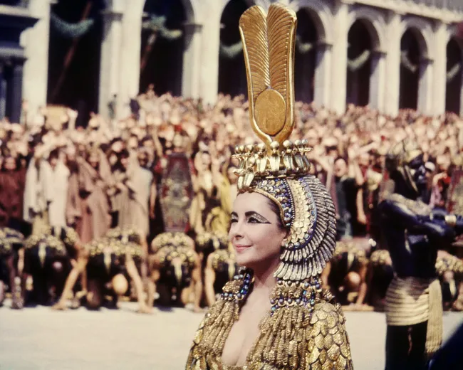 Elizabeth Taylor como Cleopatra en el set de la película 