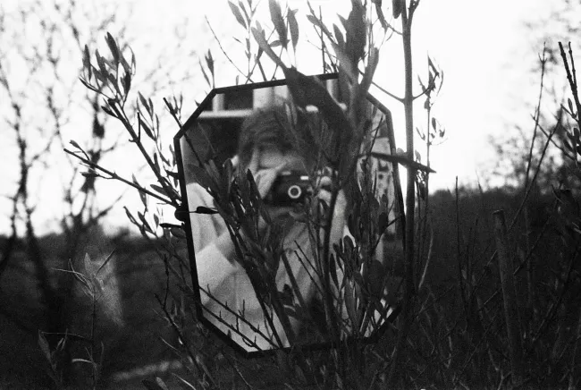 Joe Alywn tomándose una selfie en el espejo en el bosque