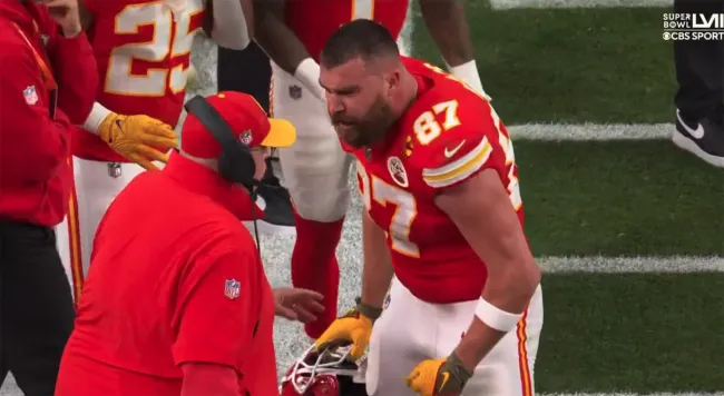 Travis Kelce gritándole a Andy Reid