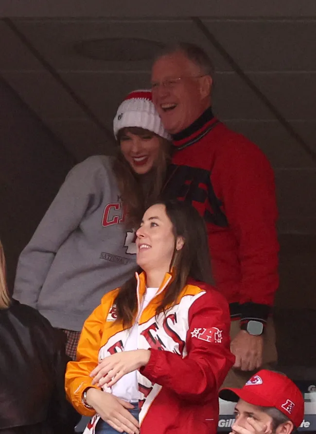 Taylor Swift abraza a papá Scott en el juego de los Chiefs.
