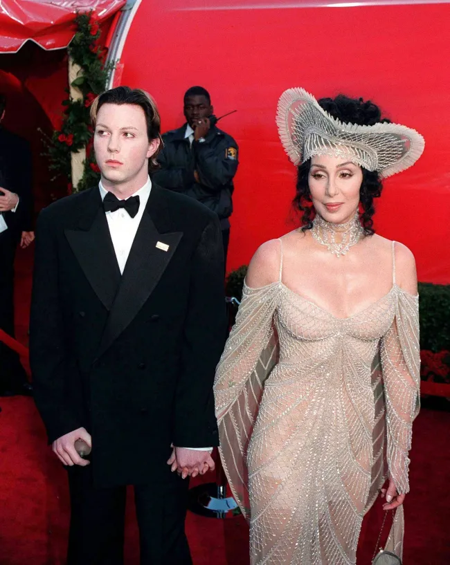 Cher y su hijo Elijah Blue Allman en la 70ª edición de los Premios de la Academia.