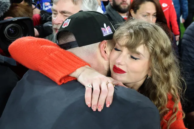 Taylor Swift abrazando a Travis Kelce