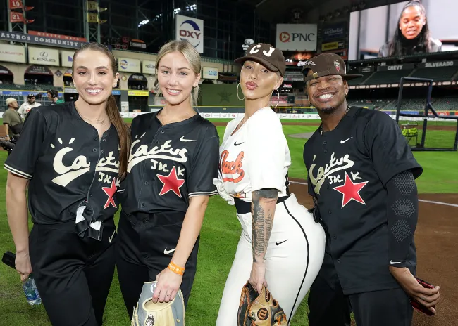 Rachel Demita, Lauren Burke, Amber Rose y Ne-yo en un juego de softbol de celebridades.