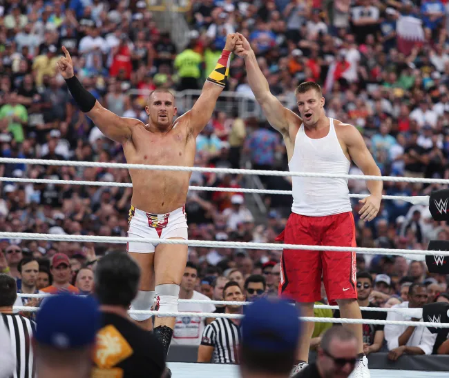 Mojo Rawley y Rob Gronkowski en un ring de lucha libre.
