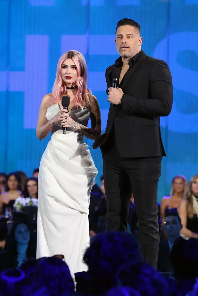 Megan Fox y Joe Manganiello hablan en el escenario durante los People's Choice Awards 2024 celebrados en Barker Hangar el 18 de febrero de 2024 en Santa Mónica, California.