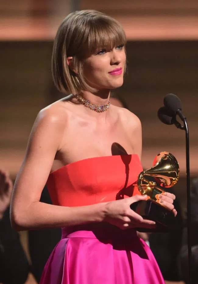 Taylor Swift sosteniendo un premio Grammy