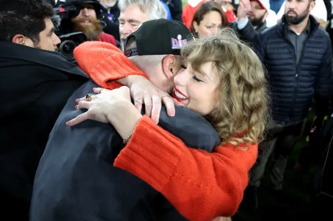 Travis Kelce y Taylor Swift abrazados en un partido de los Kansas City Chiefs