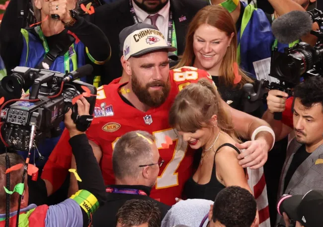Travis Kelce sostiene a la sonriente Taylor Swift después de la victoria en el Super Bowl de 2024