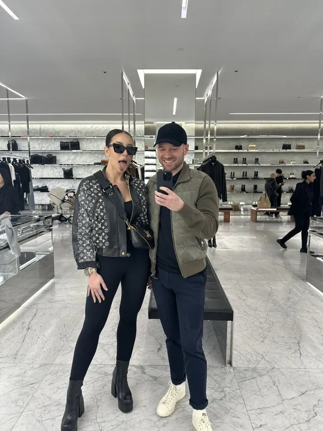 Sean Evans y Melissa Stratton se toman una selfie durante un día de compras.