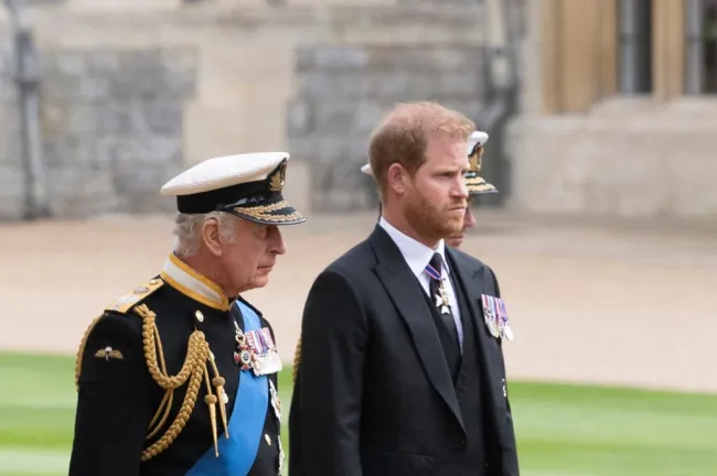 El rey Carlos III y el príncipe Harry