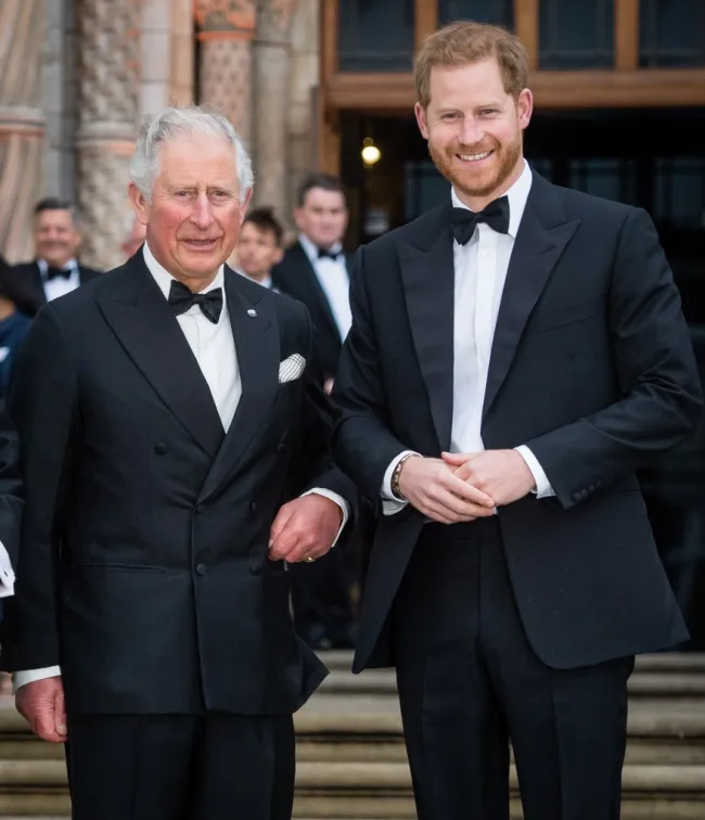 El rey Carlos y el príncipe Harry sonriendo