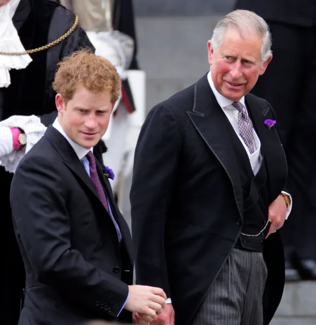 El rey Carlos y el príncipe Harry caminando