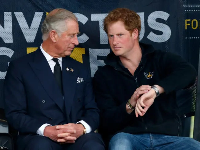 El rey Carlos y el príncipe Harry
