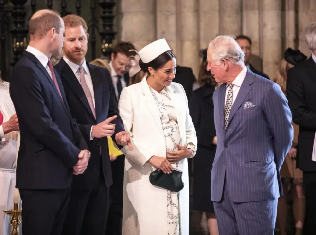El príncipe Harry habla con su hermano, el príncipe William, mientras su esposa Meghan Markle habla con el rey Carlos.