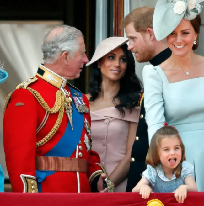 El príncipe Harry y Meghan Markle con el rey Carlos III y Kate Middleton.