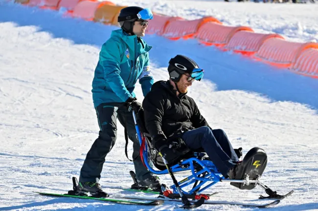 El príncipe Harry va a esquiar en silla de ruedas.