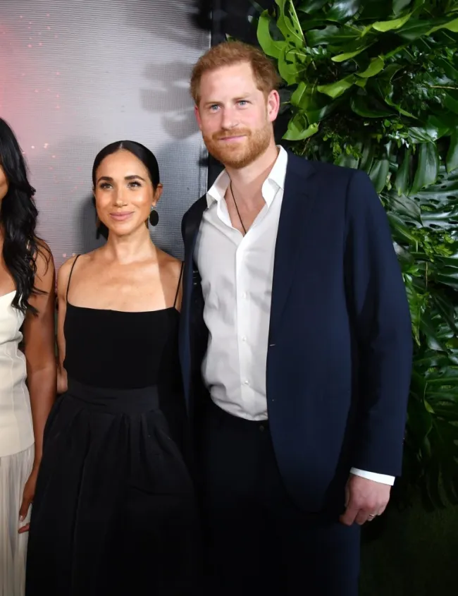 El príncipe Harry sonríe con su esposa Meghan Markle.