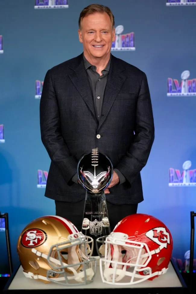 Roger Goodell posa durante una conferencia de prensa del Super Bowl 58.