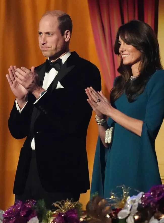 El príncipe Guillermo y Kate Middleton aplaudiendo