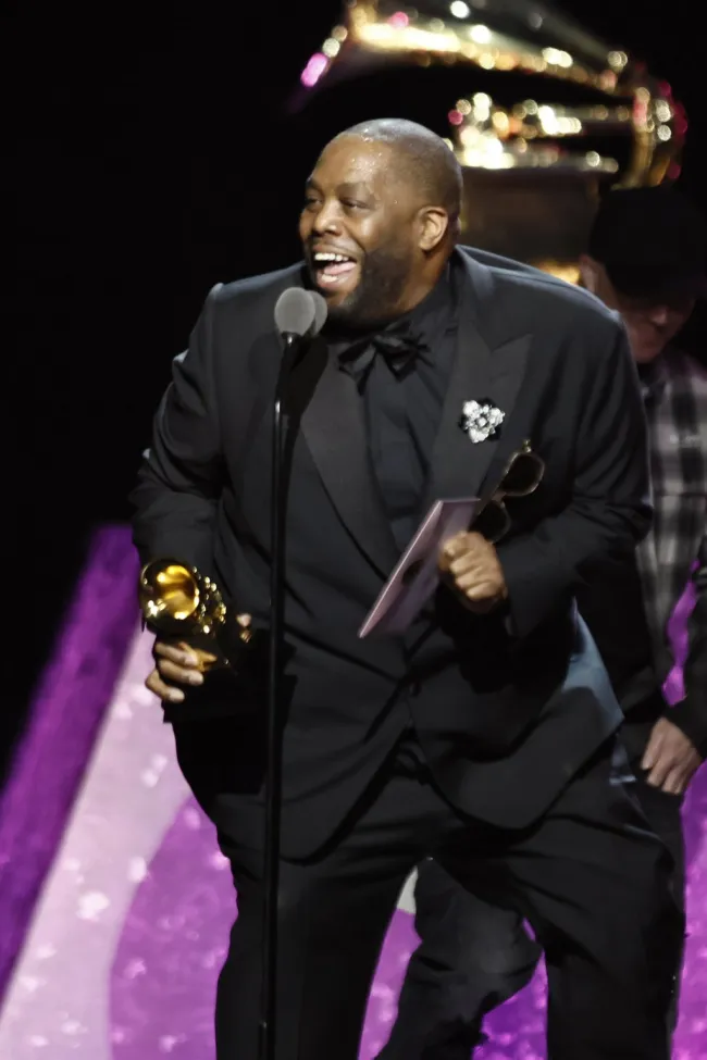 El rapero Killer Mike acepta su Grammy