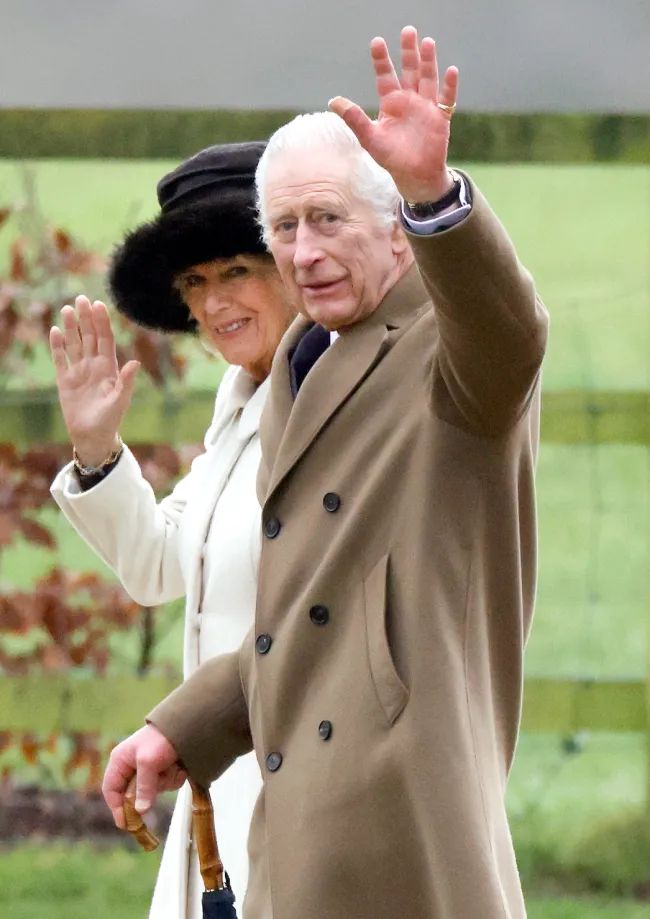 El rey Carlos y la reina Camilla fuera de la iglesia.