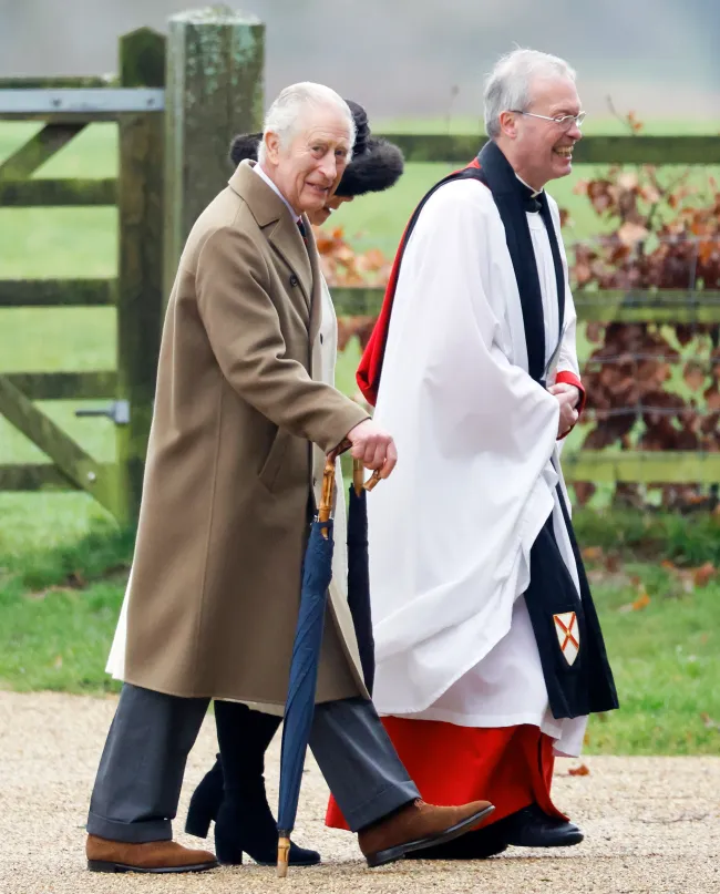El rey Carlos III y la reina Camilla, acompañados por el reverendo canónigo Dr. Paul Williams, asisten al servicio dominical en la iglesia de Santa María Magdalena en la finca de Sandringham.
