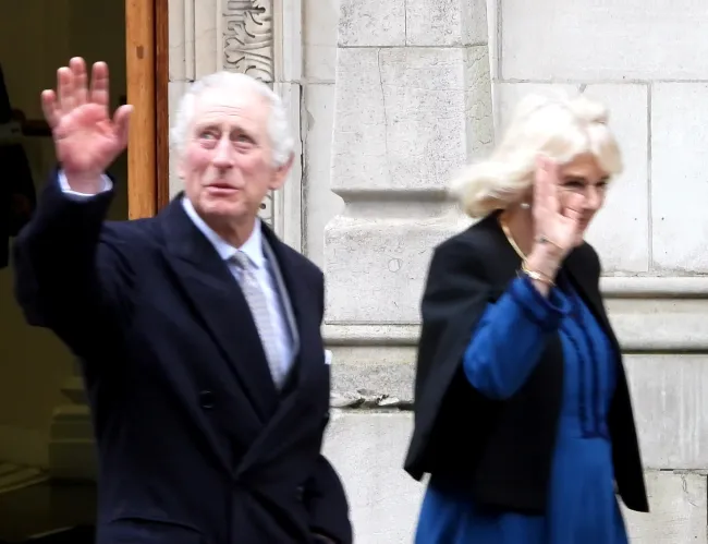 El rey Carlos III y la reina Camilla salen del hospital de Londres.