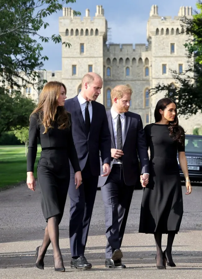 El príncipe William y el príncipe Harry con sus esposas Kate Middleton y Meghan Markle.