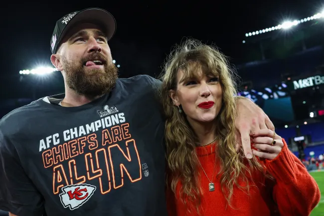 Travis Kelce # 87 de los Kansas City Chiefs (izq.) celebra con Taylor Swift después de derrotar a los Baltimore Ravens en el Campeonato de la AFC en el M&T Bank Stadium el 28 de enero de 2024 en Baltimore, Maryland.