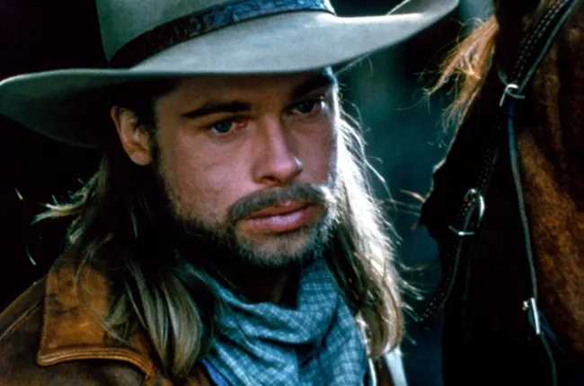 Foto de primer plano del rostro de Brad Pitt junto a un caballo en 