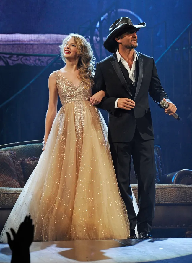 Taylor Swift y Tim McGraw actúan en el Bridgestone Arena el 17 de septiembre de 2011 en Nashville, Tennessee.