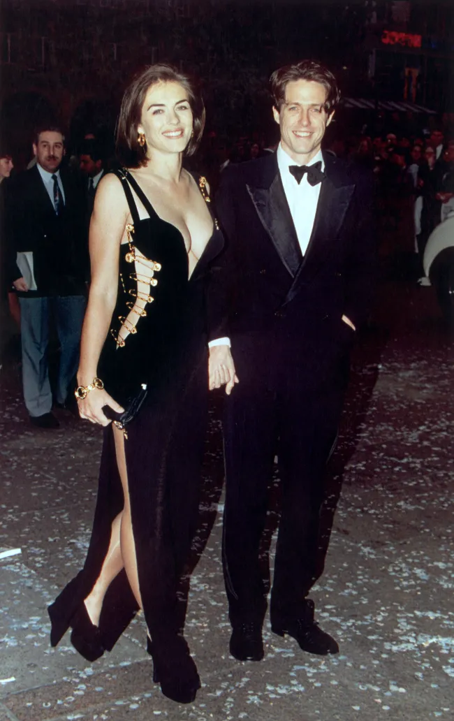 Elizabeth Hurley y Hugh Grant en 1994.
