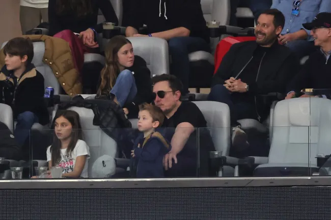 Elon Musk y su hijo X en el Super Bowl.