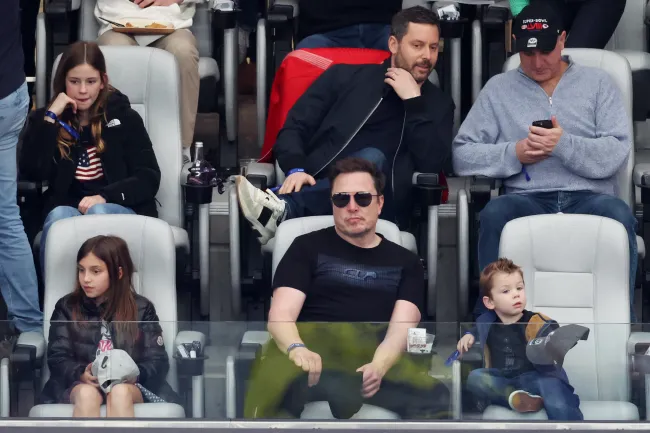 Elon Musk y su hijo X en el Super Bowl.