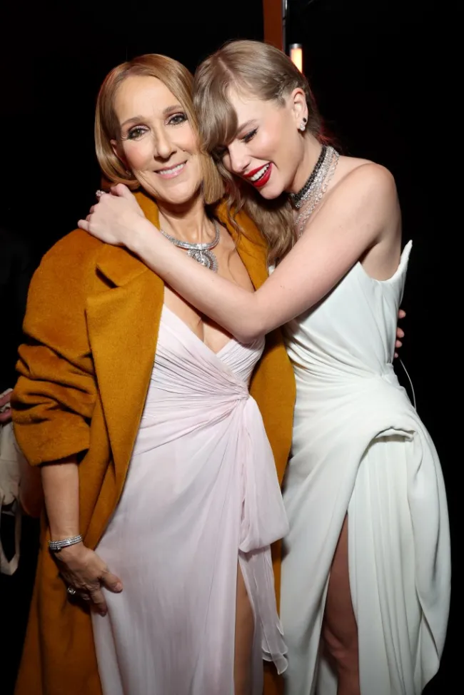 Taylor Swift abraza a Céline Dion.