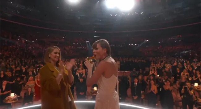 Taylor Swift en el escenario con Céline Dion.