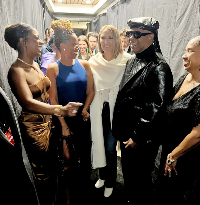 Victoria Monét, Céline Dion y Stevie Wonder detrás del escenario